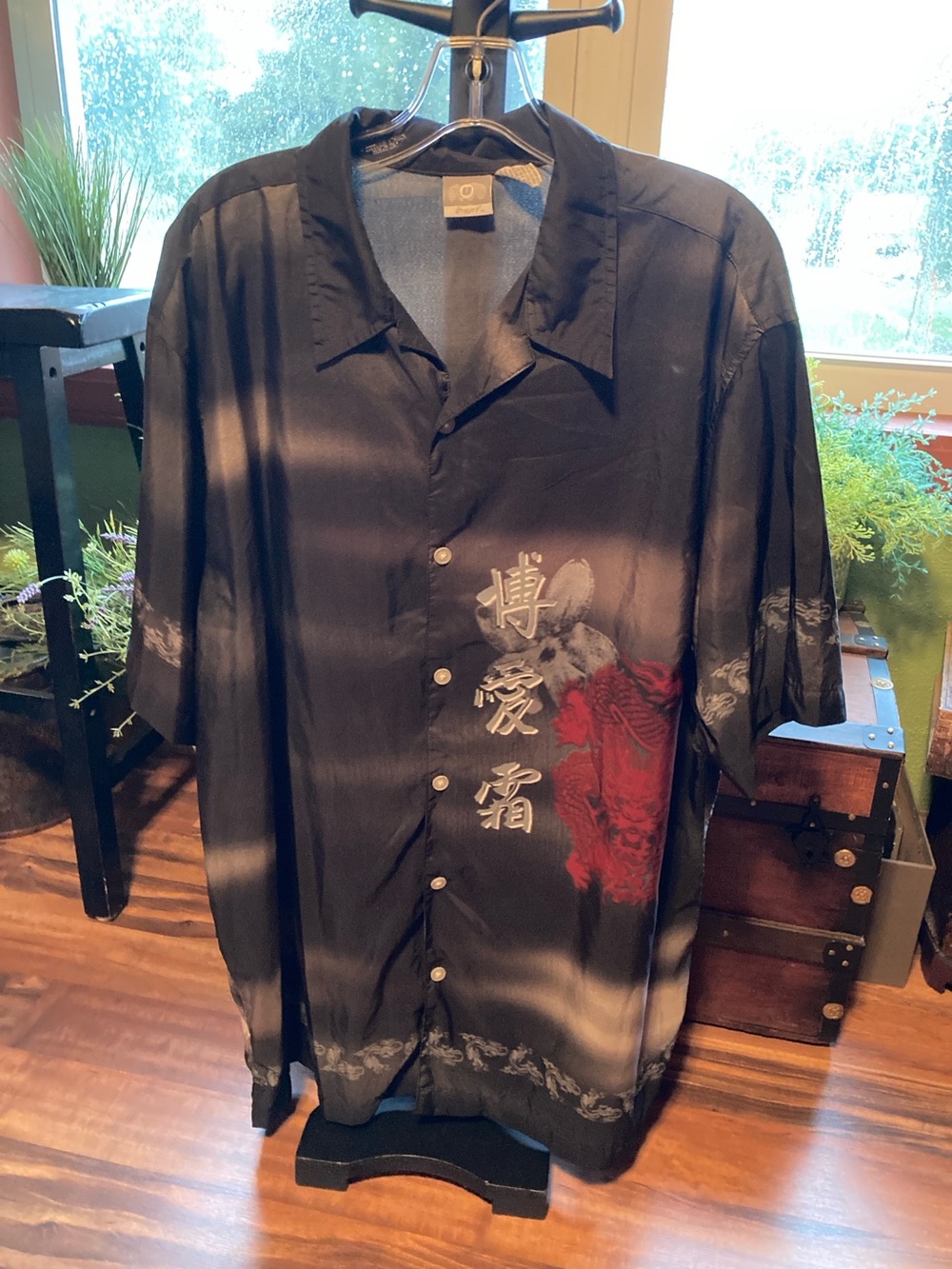 Vintage Utility Men’s XL short sleeve dragon motif shirt